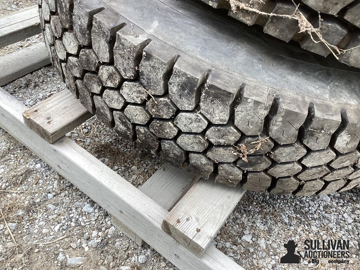 11r22.5-tires-&-rims-image-12