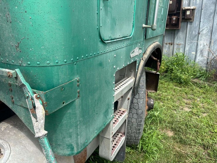 white-freightliner-cabover-semi-image-58