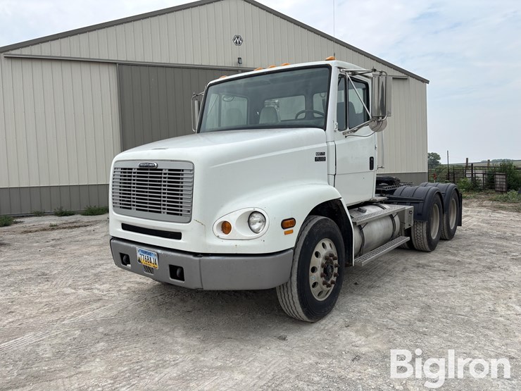 2000-freightliner-fl112-image-1