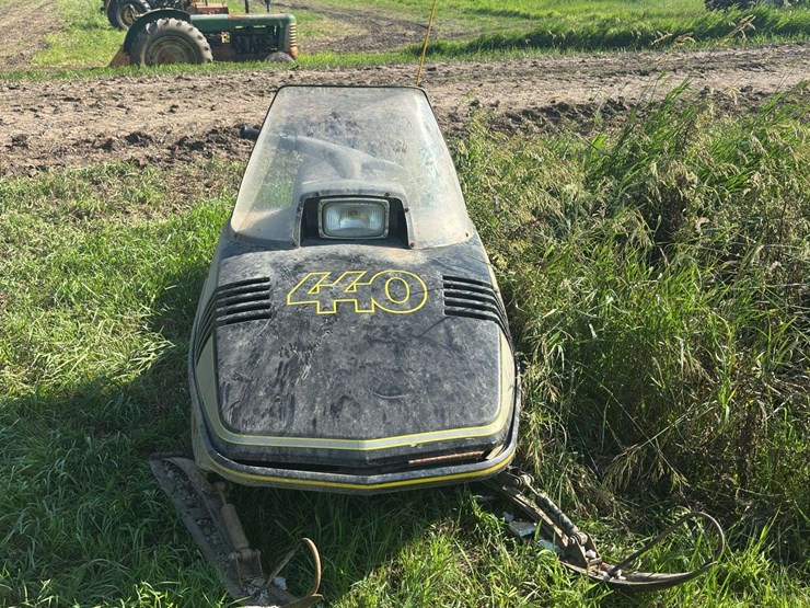 john-deere-440-liquifire-snow-mobile-image-2