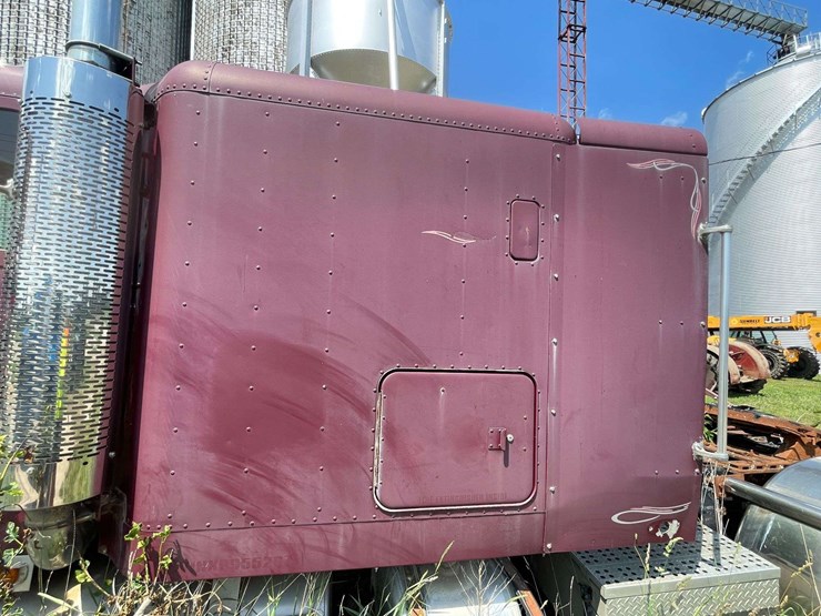 freightliner-semi-image-22