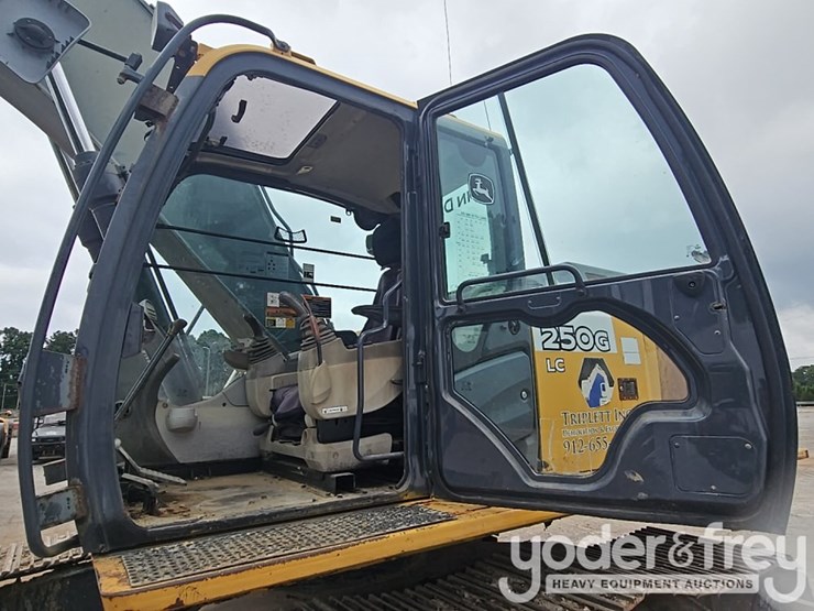 2011-deere-250g-lc-image-67