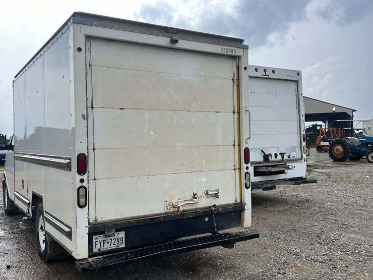 2010-gmc-3500-image-3