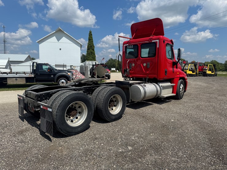 #6246-•-2011-freightliner-cascadia-semi-tractor-(has-wi-title)-image-57