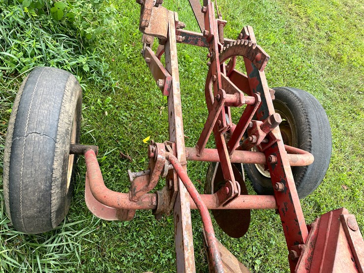 #7468-•-international-harvester-multi-bottom-plow-image-24