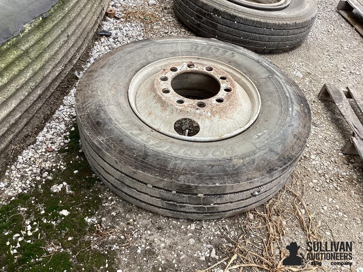 11r22.5-tire-&-rim-image-7