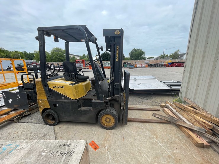 #1365-•-daewoo-5000-lb.-capacity-forklift-(o2)-image-1