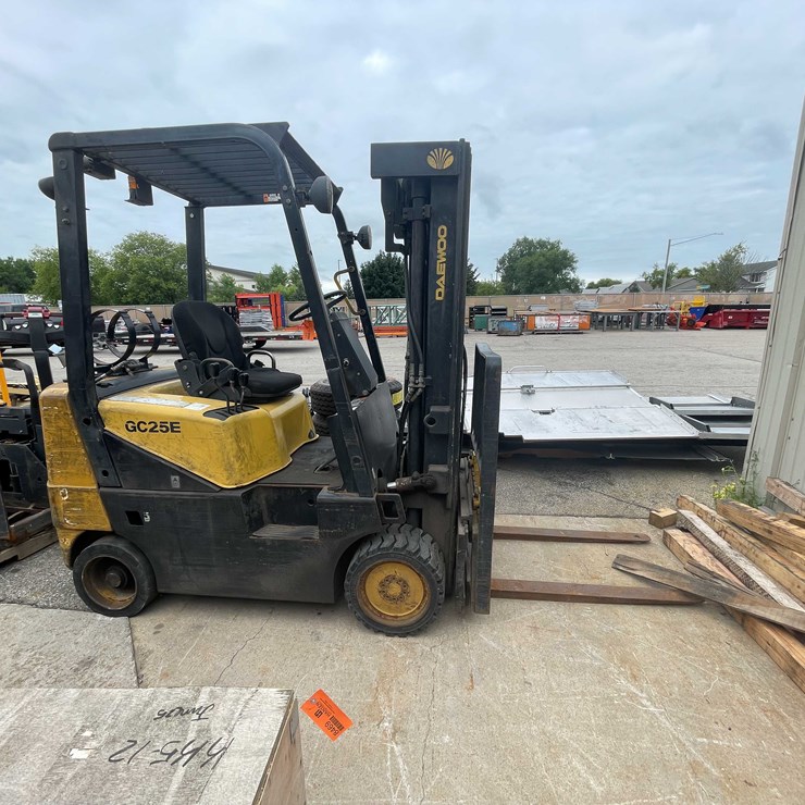 #1365 • Daewoo 5000 lb. Capacity Forklift (O2)