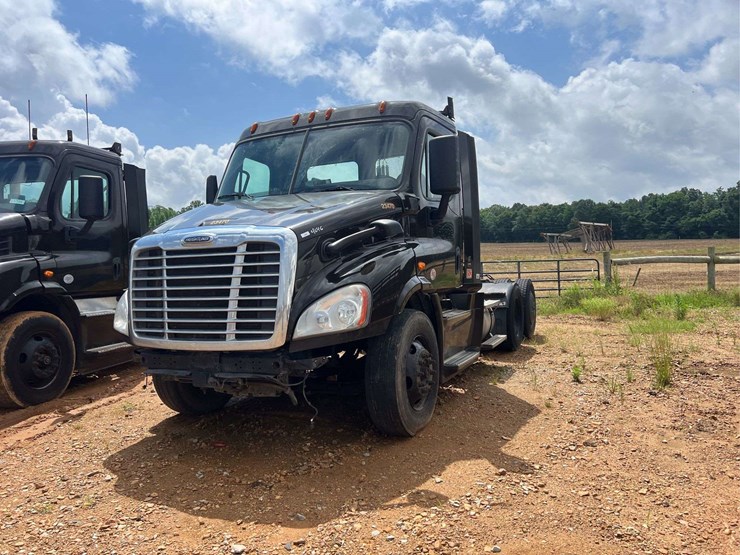 2018-freightliner-t/a-daycab-truck-*inop-image-1