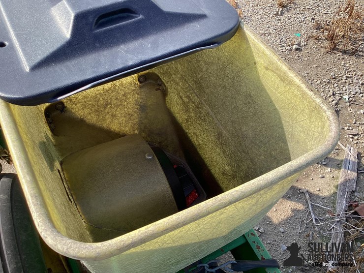 john-deere-2r30"-3-pt-planter-image-14