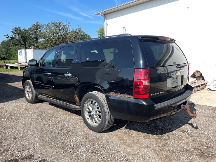 #6288-•-2008-chevy-suburban-(has-wi-title)-image-7