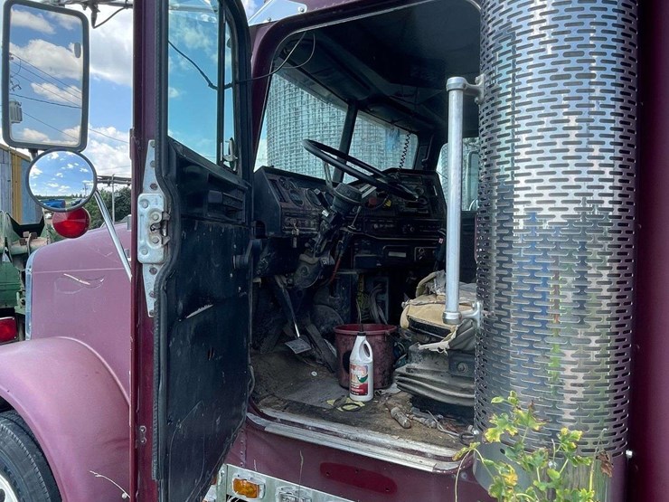 freightliner-semi-image-31