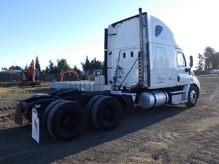 2016-freightliner-cascadia-113-image-4