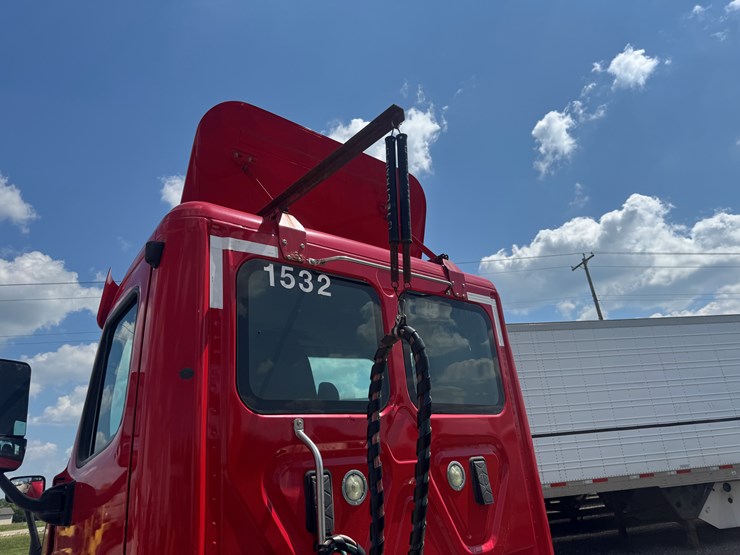 #6246-•-2011-freightliner-cascadia-semi-tractor-(has-wi-title)-image-66