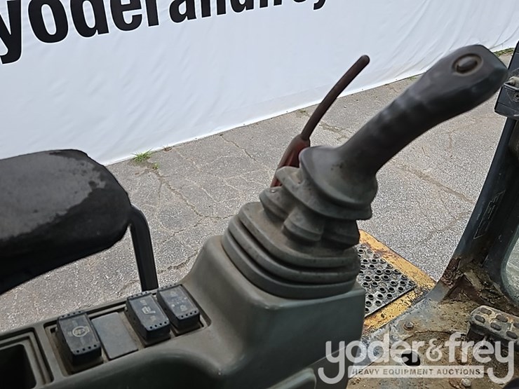 2011-deere-250g-lc-image-77