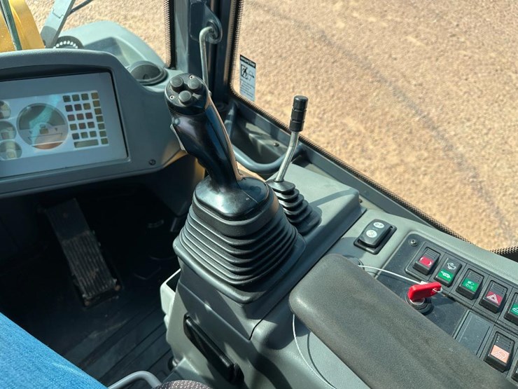 2014-deere-344k-image-50