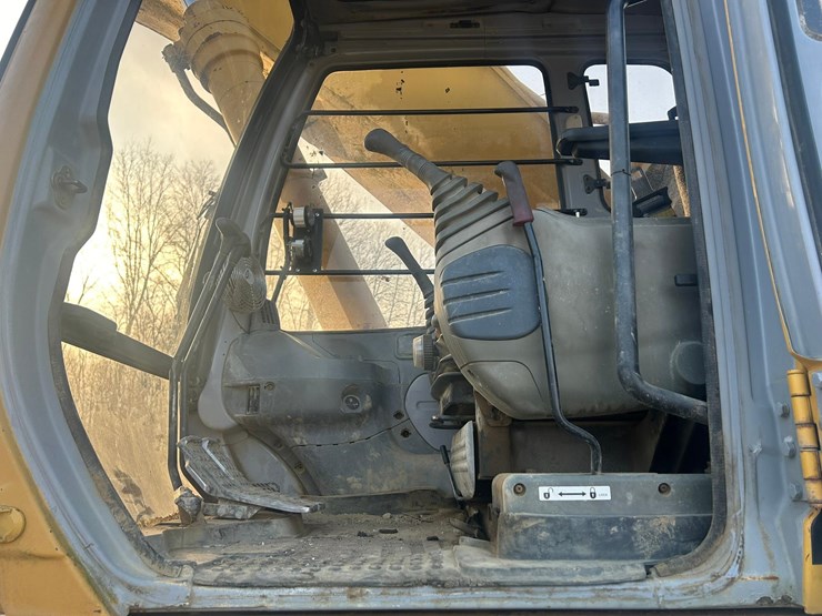 2005-deere-450-lc-image-55