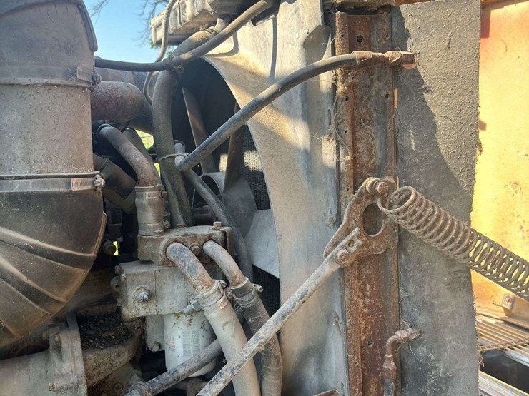 freightliner-semi-with-cummins-engine-image-84
