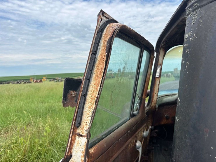chevy-400-truck-with-minneapolis-moline-corn-sheller-image-65