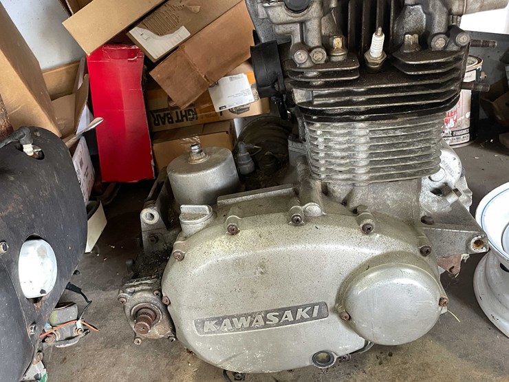 #2114-•-kawasaki-motorcycle-engine-(cw)-image-1