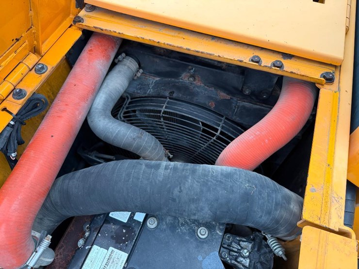 2013-hyundai-hx145-lcr-image-41
