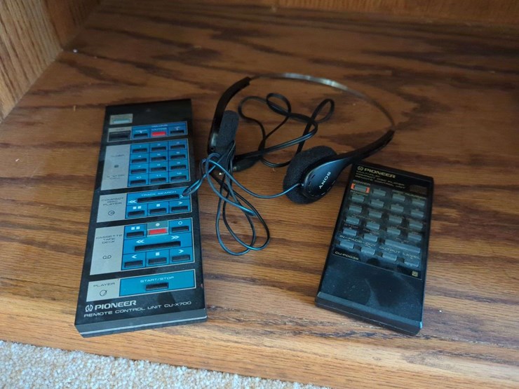 vintage-pioneer-complete-audio-system-lot---receiver/turntable/cd/tape/tuner-and-speakers-with-cabinet-image-10