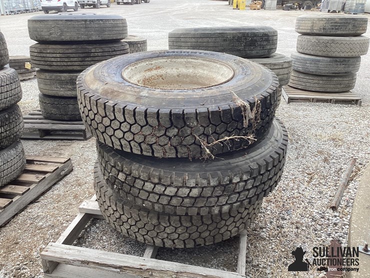 11r22.5-tires-&-rims-image-3