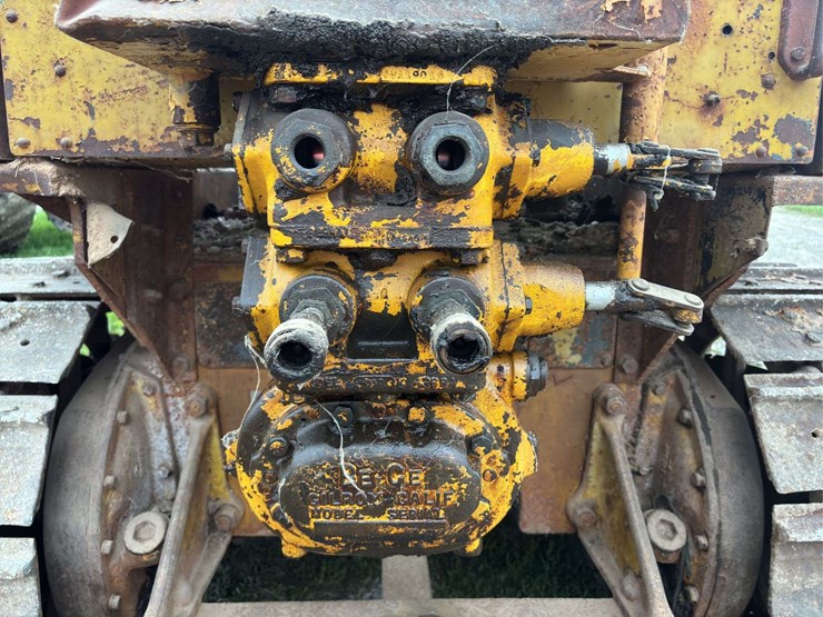 caterpillar-forty-diesel-crawler-image-47