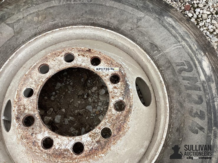 11r22.5-tire-&-rim-image-11