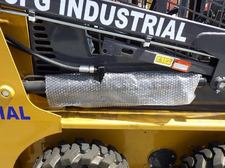 2025-cfg-krw232-skid-steer-loader-image-9