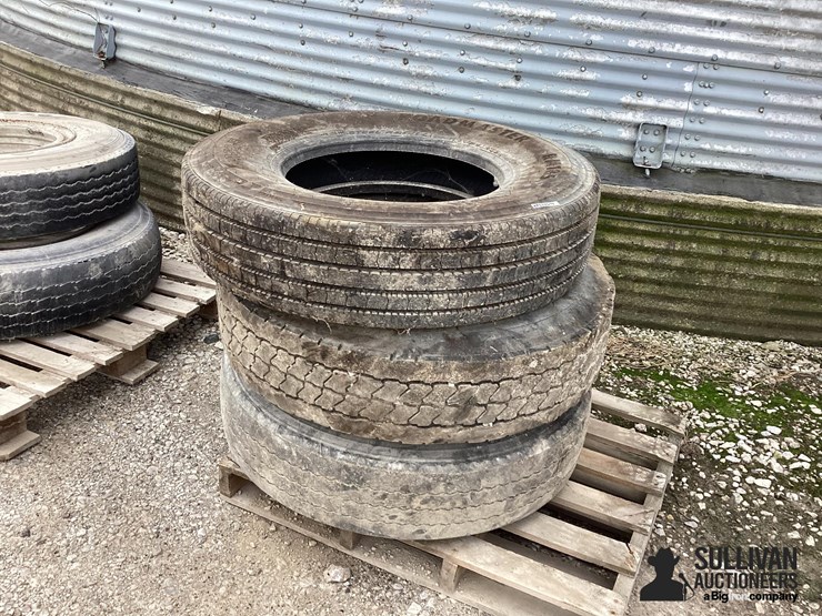 11r22.5-tires-&-rims-image-2