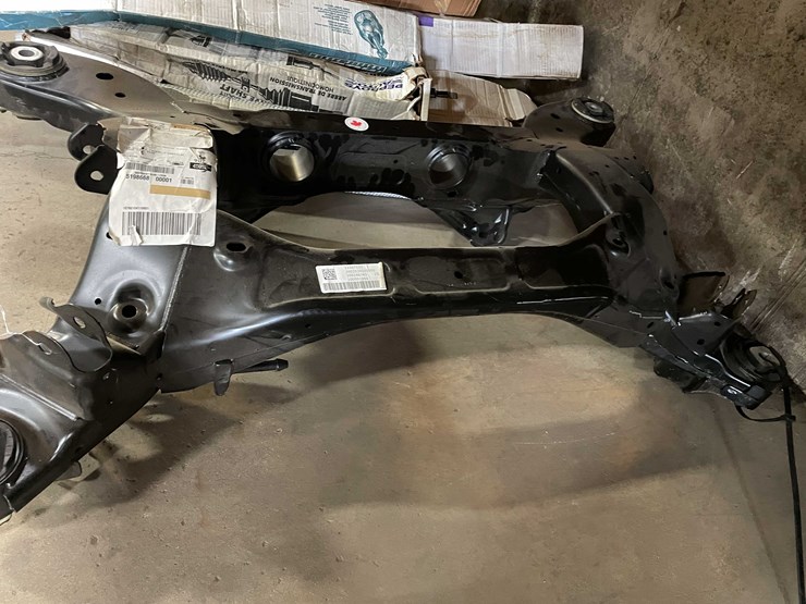#2101-•-new-gm-rear-cross-member-23507132-2017-2019-cadillac-xt5-(pr8)-image-2