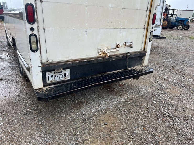 2010-gmc-3500-image-11