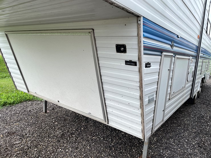 #6294-•-1995-prowler-5th-wheel-travel-trailer-(has-wi-title)-image-12