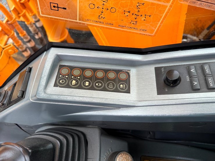 2013-hyundai-hx145-lcr-image-52