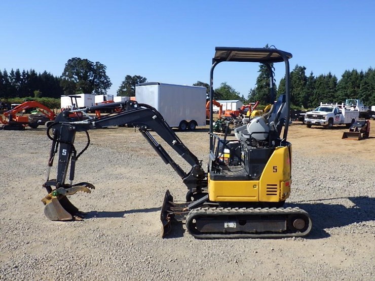 2019-deere-17g-image-6