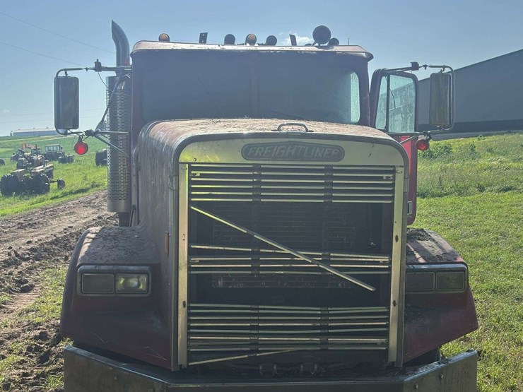 freightliner-semi-with-cummins-engine-image-9