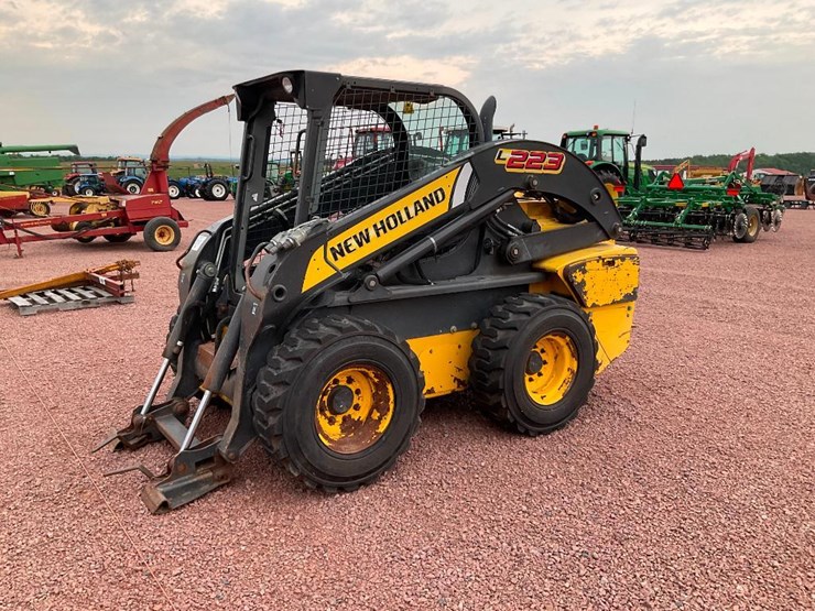 2015-new-holland-l223-image-1