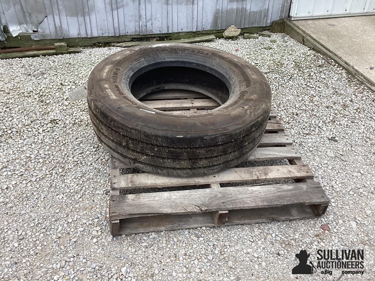 305/70r22.5-tire-image-1