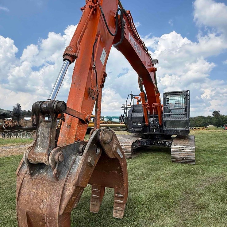 2017 HITACHI ZX245US LC-6