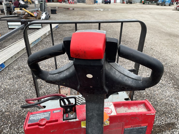 #6400-•-raymond-electric-pallet-jack-image-13