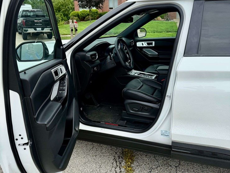 2023-ford-explorer-image-8