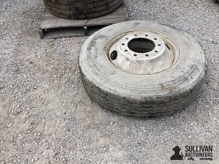 11r22.5-rim-&-tire-image-11