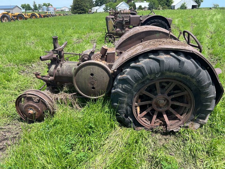 john-deere-unstyled-model-d-image-3