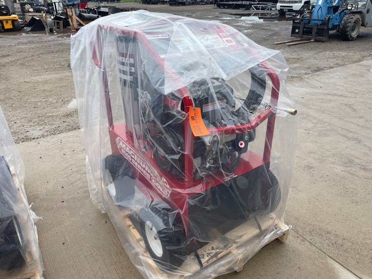 #6258-•-2025-magnum-4000-series-gold-hot-water-pressure-washer-image-3