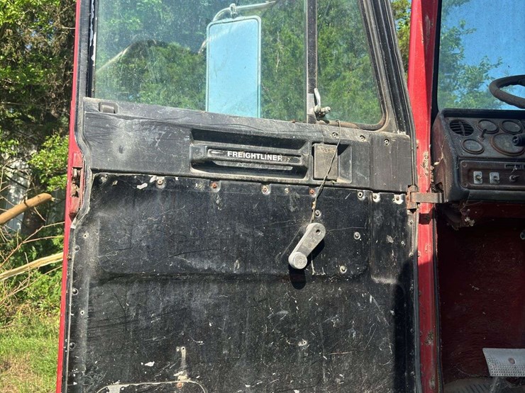 freightliner-semi-with-cummins-engine-image-27