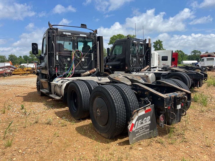 2018-freightliner-t/a-daycab-truck-*inop-image-2