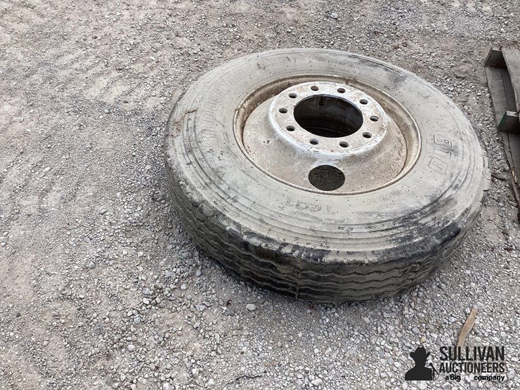 11r22.5-rim-&-tire-image-4