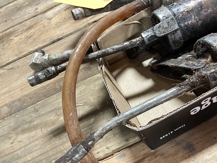 #2119-•-(2)-grease-guns-and-(1)-suction-gun-(cw)-image-3