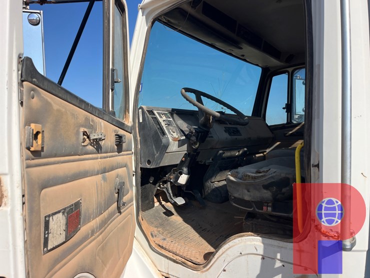 2001-freightliner-fl70-image-8